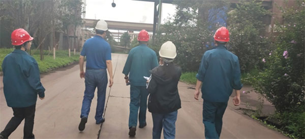 正在現場工作的人員們 正在現場工作的人員們